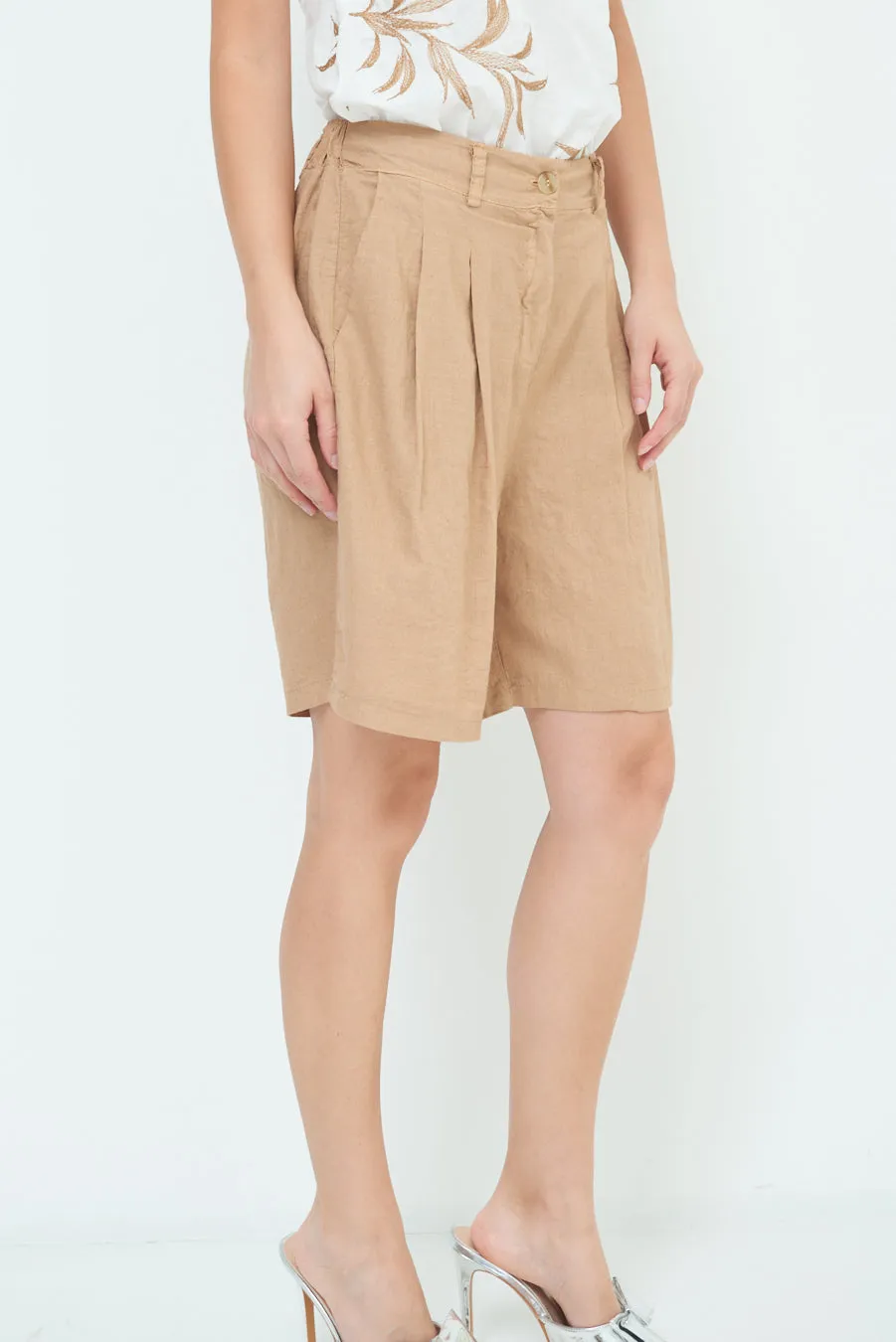 Relaxed high-waisted pleated shorts wholesale