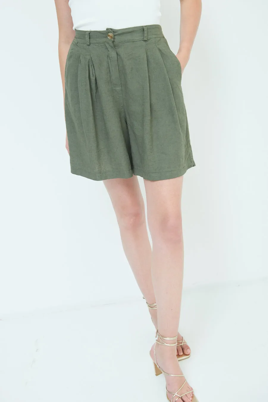 Relaxed high-waisted pleated shorts wholesale