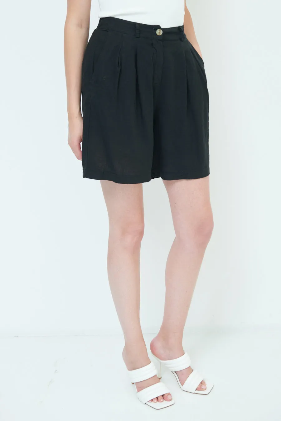 Relaxed high-waisted pleated shorts wholesale