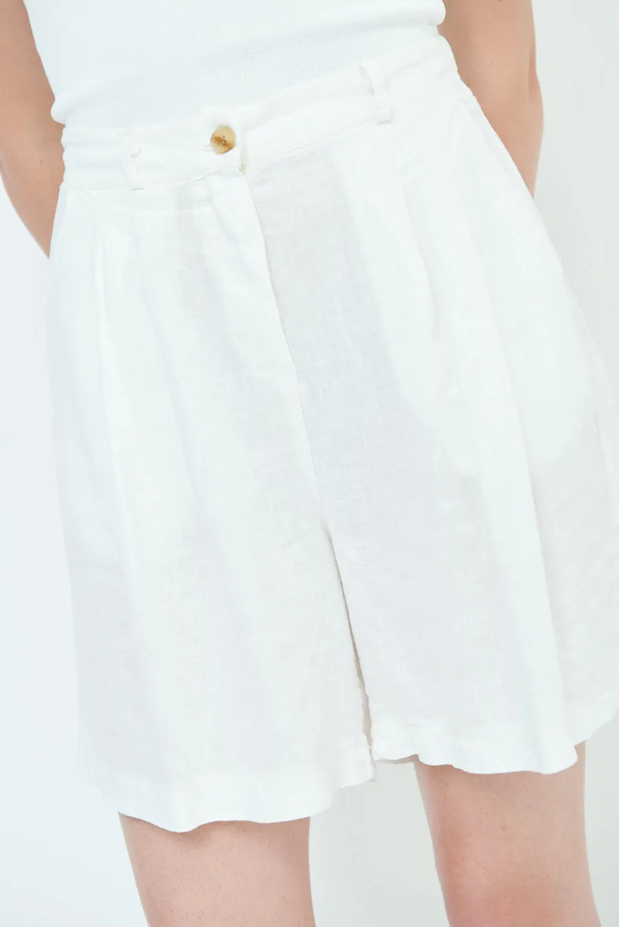 Relaxed high-waisted pleated shorts wholesale