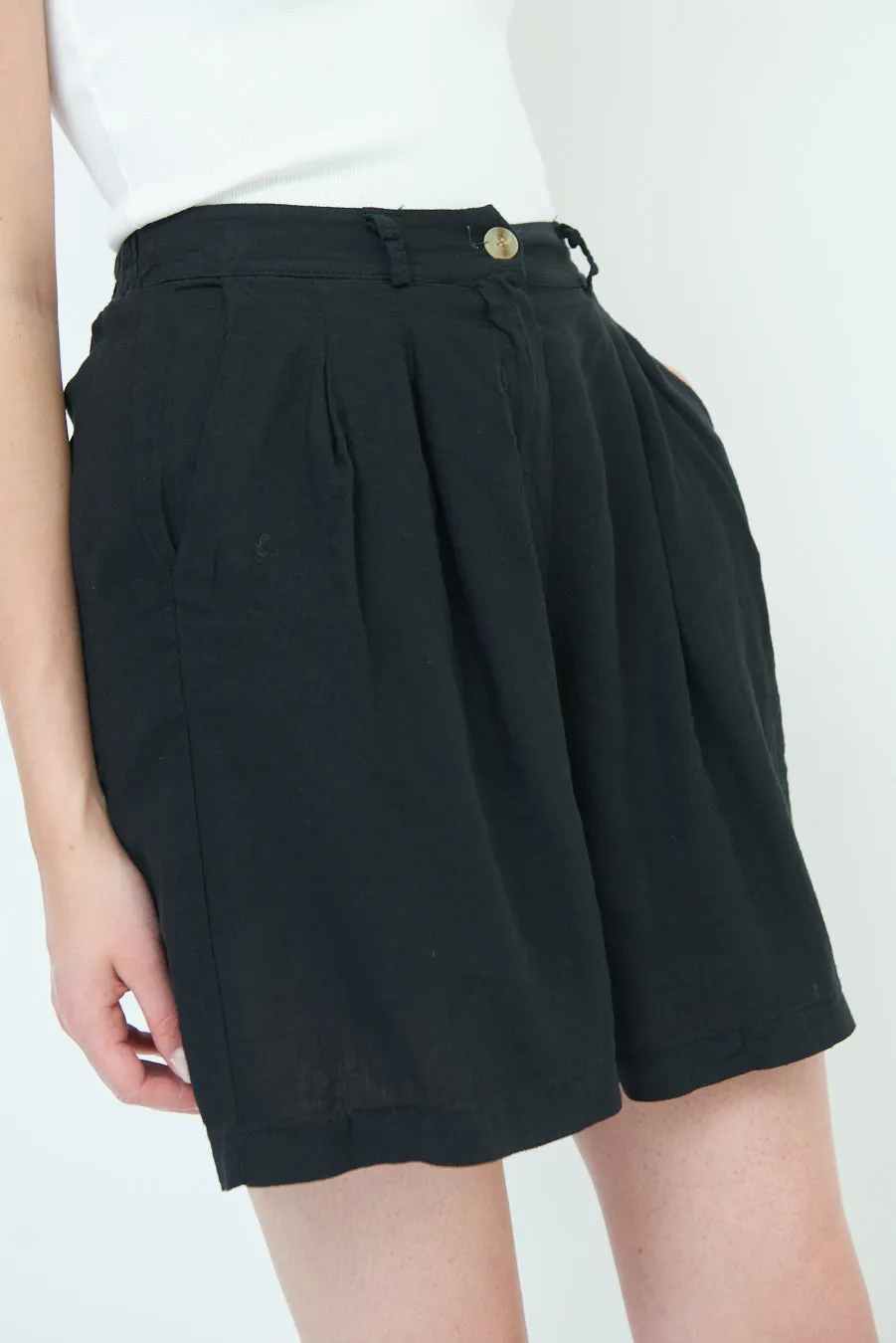 Relaxed high-waisted pleated shorts wholesale